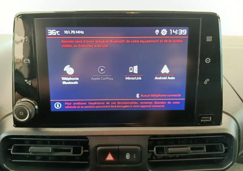 Écran tactile central du tableau de bord du Citroën Berlingo blanc, affichant options Bluetooth et connectivité smartphone.