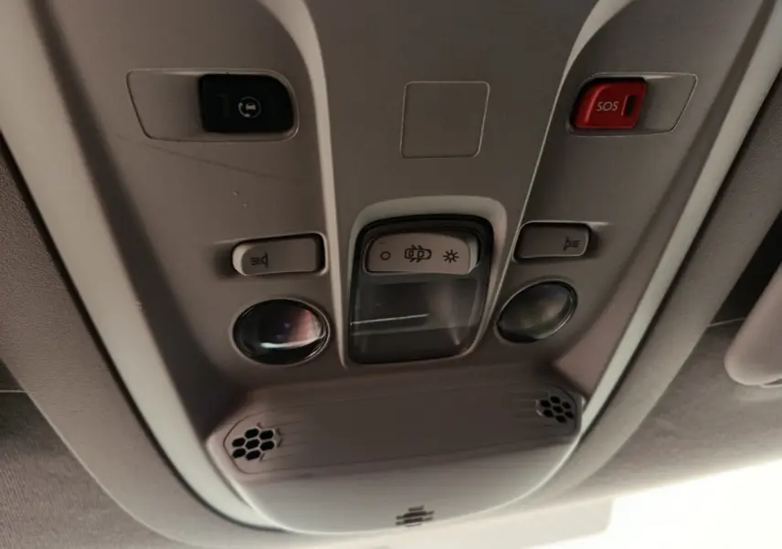 Vue intérieure du plafonnier avec commandes d’éclairage et bouton SOS du Citroën Berlingo 2022 blanc.