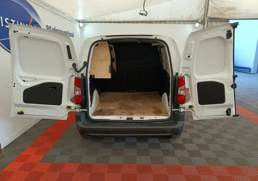 Vue arrière du Citroën Berlingo blanc 2022 avec portes ouvertes montrant l'espace de chargement vide et cloison pleine.