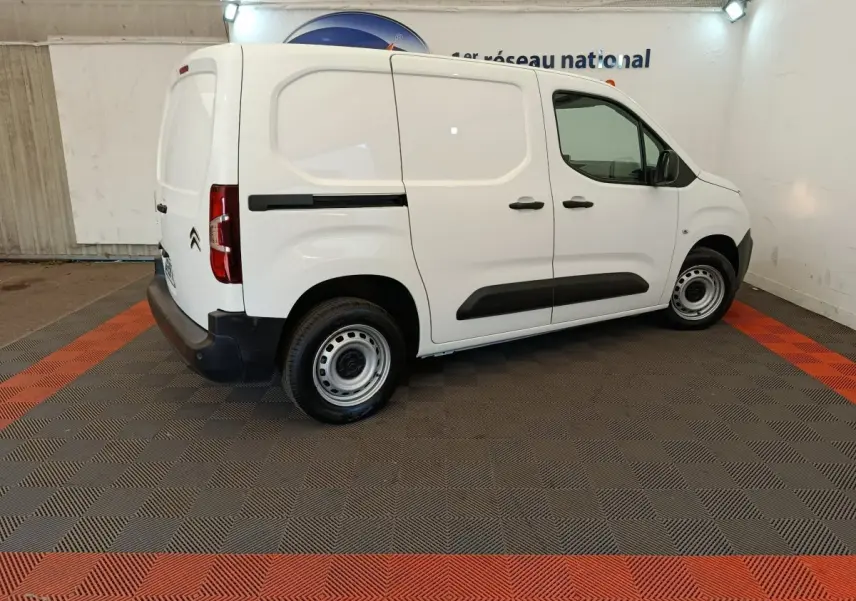 Vue 3/4 arrière droite d’un utilitaire Citroën Berlingo blanc, avec porte latérale coulissante et jantes acier.