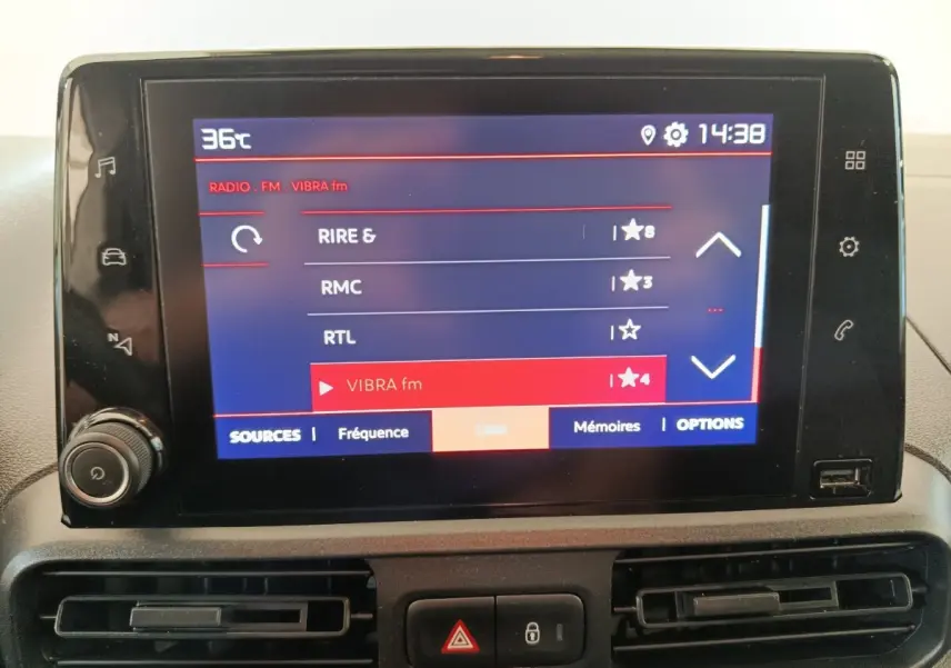 Écran tactile central du tableau de bord du Citroën Berlingo 2022 affichant les stations radio FM.