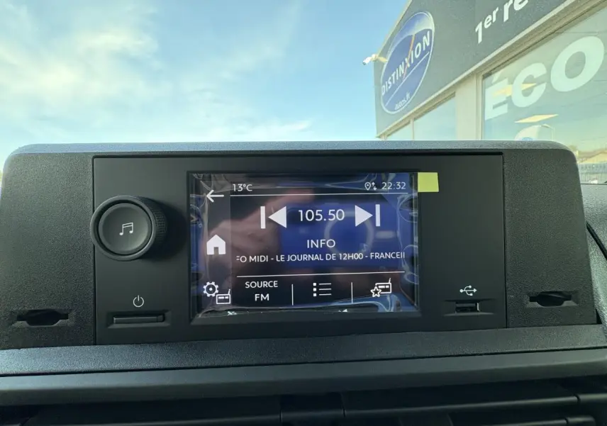 Écran tactile central 10 pouces du tableau de bord de l'Opel Vivaro blanc, affichant une radio FM.