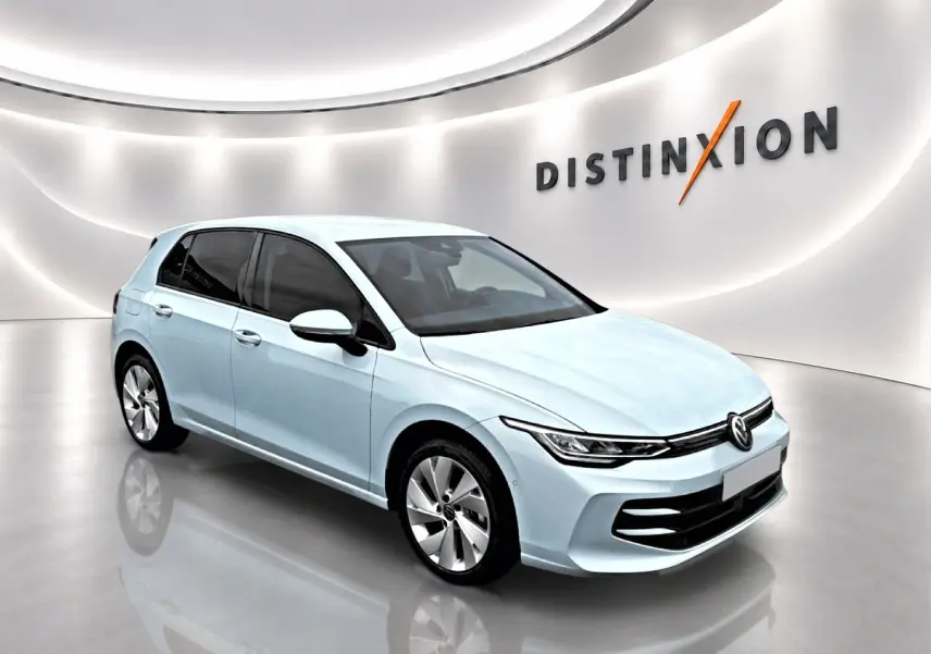 Volkswagen Golf 1.5 etsi evo2 bleu glacier vue 3/4 avant droit en intérieur lumineux avec vitres teintées.