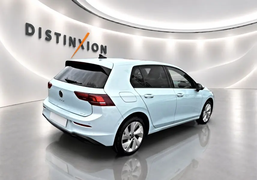 Volkswagen Golf 1.5 ETSI Evo2 bleu glacier vue 3/4 arrière droit en intérieur lumineux avec jantes alu 17 pouces.