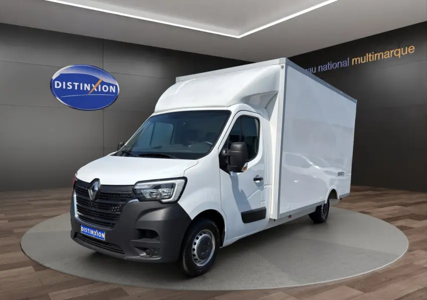 Renault Master blanc en 3/4 avant droit, fourgon utilitaire avec caisse fermée et calandre noire distincte.
