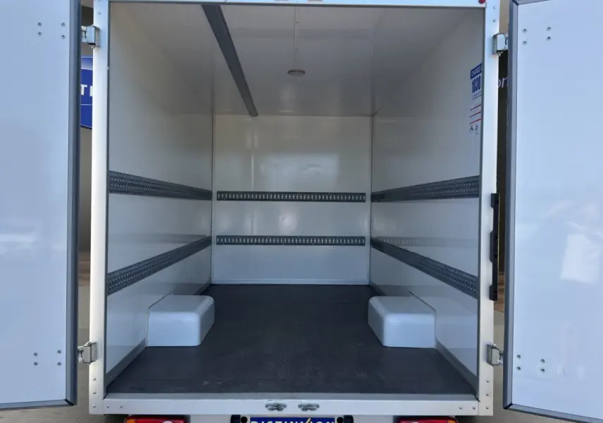 Vue arrière intérieure du Renault Master blanc 2024, montrant la grande caisse de chargement vide et ses parois lisses.