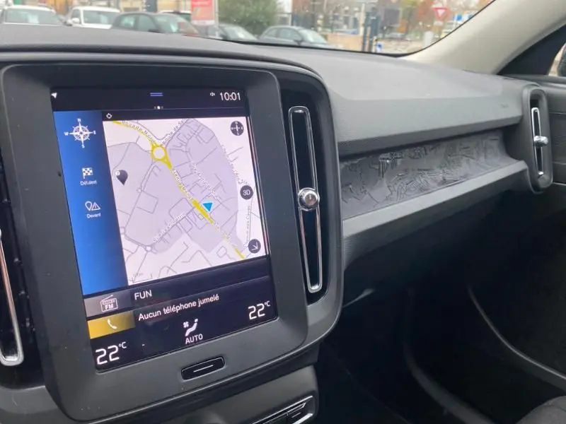 Vue intérieure du tableau de bord du Volvo XC40 T3 2020 avec écran tactile de navigation et détails en noir mat.