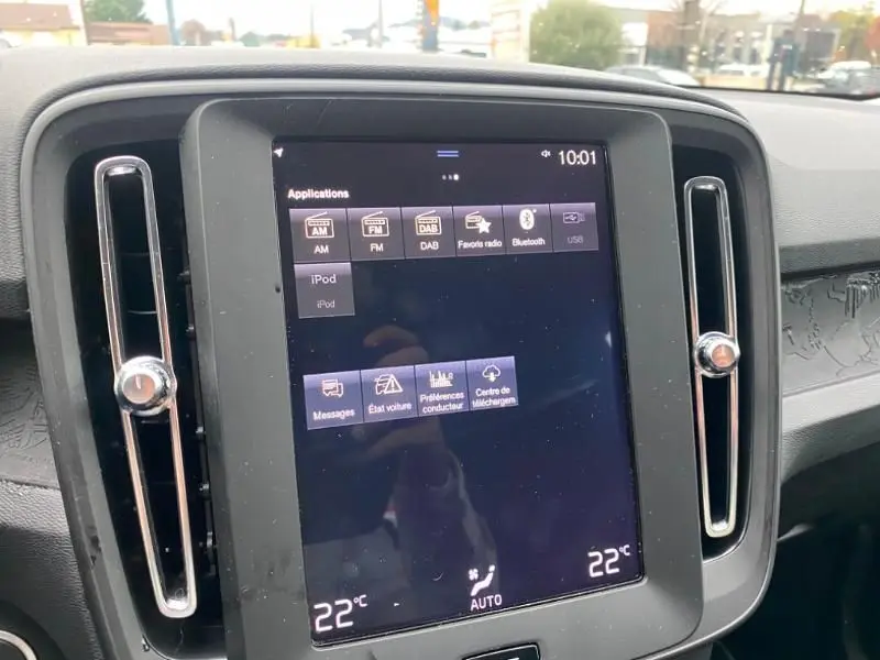 Écran tactile central du tableau de bord du Volvo XC40 T3 2020, avec commandes climatisation à 22°C et aérateurs verticaux chromés.