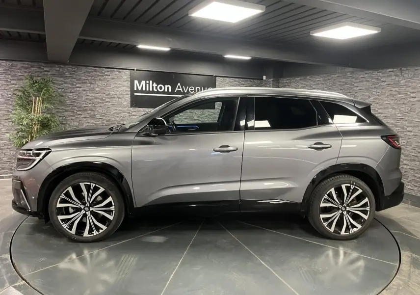 Profil côté gauche du Renault Austral gris schiste 2024 avec jantes alliage 20 pouces et toit panoramique fixe.