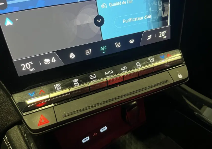 Vue rapprochée du tableau de bord tactile et des commandes de climatisation du Renault Austral gris 2024.