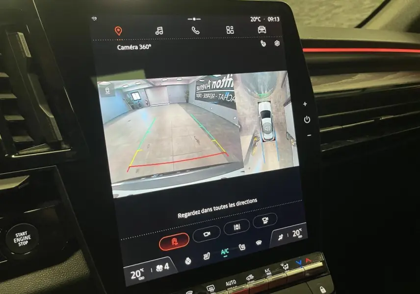 Écran central affichant la caméra 360° du Renault Austral 2024, intérieur noir avec touches tactiles et bouton start.