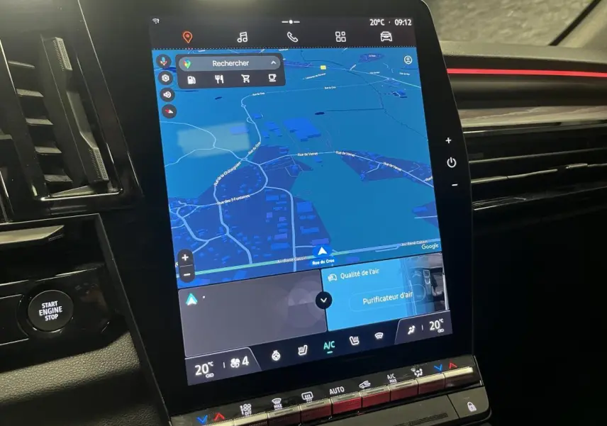 Écran tactile vertical du système multimédia Open R Link dans le tableau de bord du Renault Austral gris 2024.