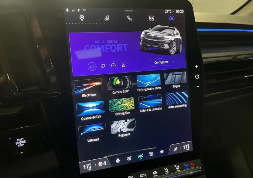 Écran tactile central du tableau de bord du Renault Austral gris, affichant les options de conduite et confort.