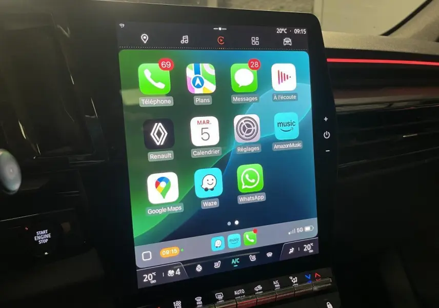 Vue rapprochée de l’écran tactile central du Renault Austral gris avec interface Apple CarPlay affichée.