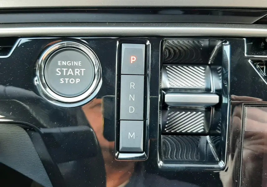 Détail de la console centrale du Peugeot 5008 2025 avec bouton start/stop et commandes de boîte automatique.