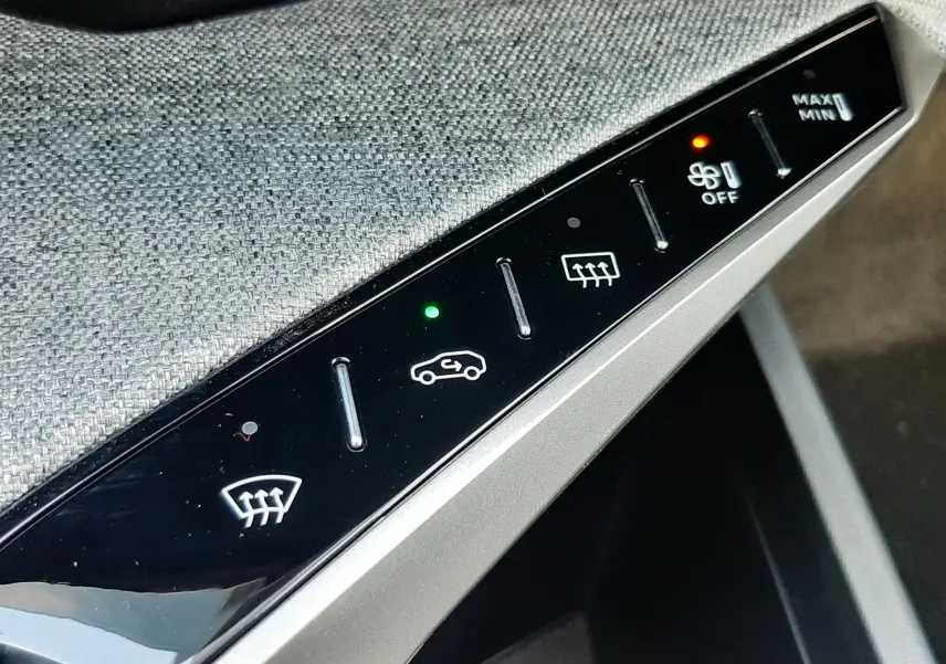 Panneau de commandes climatisation tactile avec voyants lumineux dans l'habitacle du Peugeot 5008 bleu Ingaro 2025