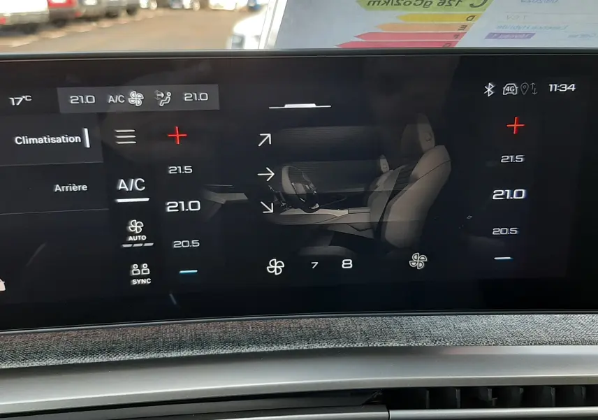 Écran tactile intérieur du Peugeot 5008 III Bleu Ingaro, affichant la climatisation et les réglages de ventilation.