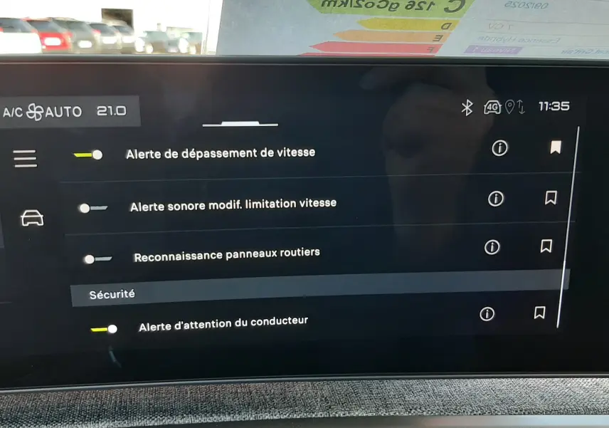 Écran tactile intérieur du Peugeot 5008 III bleu Ingaro affichant les options de sécurité et alertes de conduite.