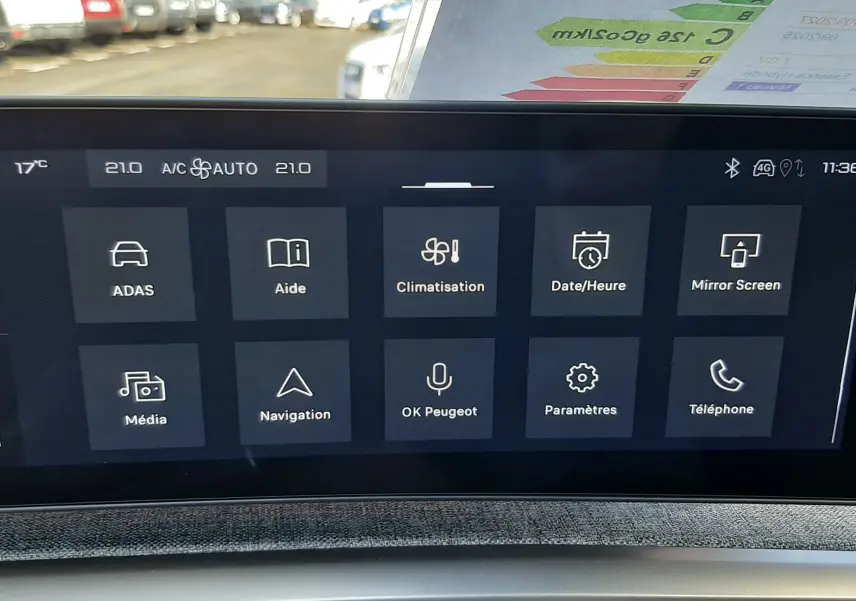 Écran tactile central du Peugeot 5008 III bleu Ingara, affichant les menus de climatisation et navigation, intérieur moderne.