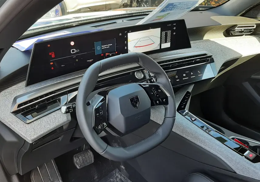 Vue intérieure côté conducteur du Peugeot 5008 2025, tableau de bord numérique et volant compact au design moderne.