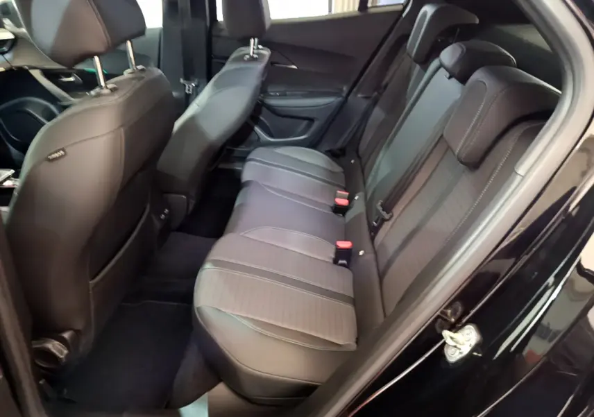 Vue côté droit de l'habitacle arrière du Peugeot 2008 noir, montrant les sièges en cuir et tissu avec appuie-têtes.