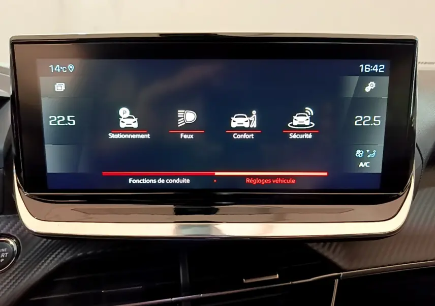 Écran tactile 10 pouces du tableau de bord du Peugeot 2008 noir, affichant les réglages de conduite et température.