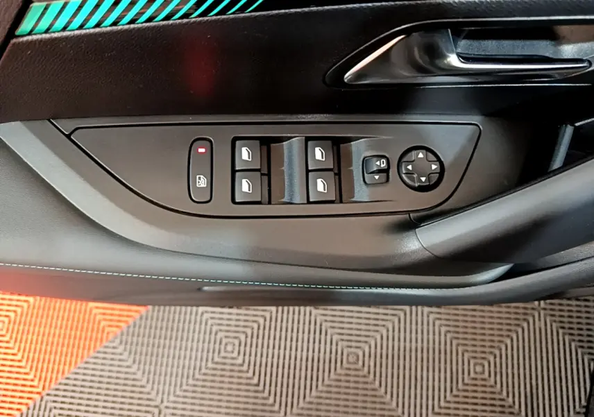 Panneau de commandes des vitres et rétroviseurs côté conducteur noir dans Peugeot 2008 PureTech 130 S&S Allure Business 2021