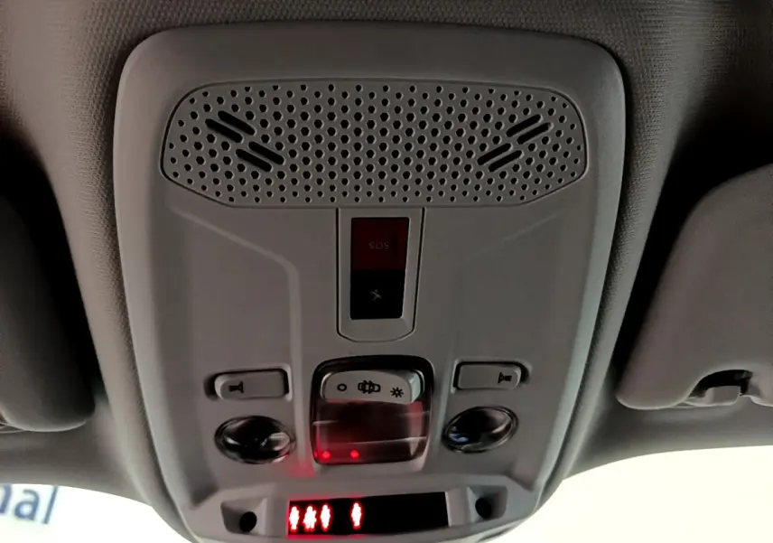 Plafonnier intérieur avec commandes d'éclairage et bouton SOS, vue en gros plan dans un Peugeot 2008 noir 2021