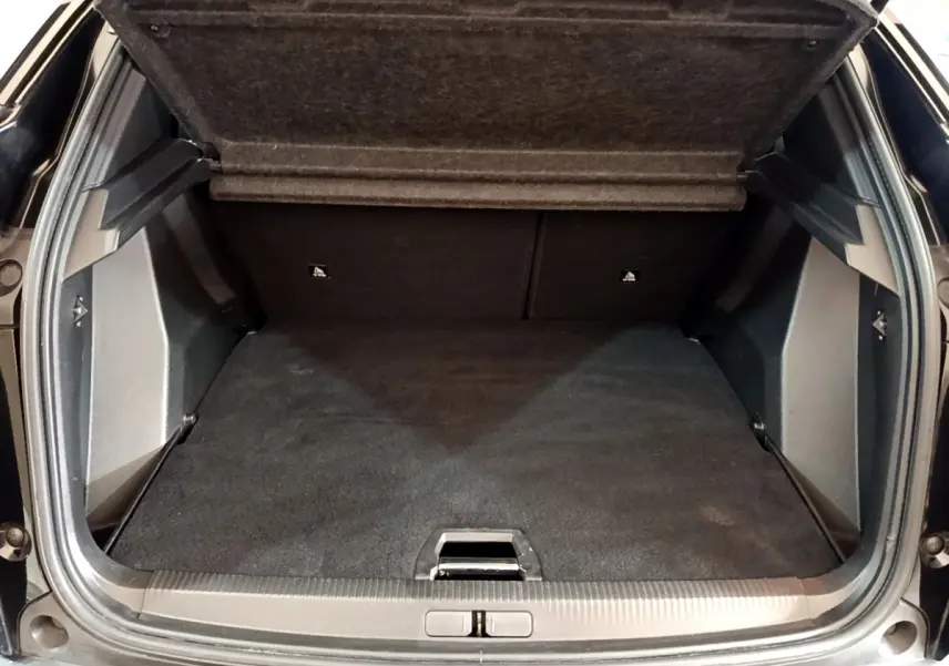 Coffre ouvert noir de la Peugeot 2008 PureTech 130 S&S Allure Business, vue arrière montrant l'espace de chargement.