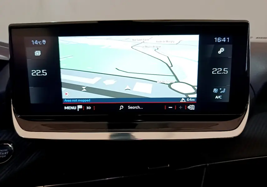 Écran tactile 10 pouces du tableau de bord du Peugeot 2008 PureTech noir, affichant la navigation et la climatisation.