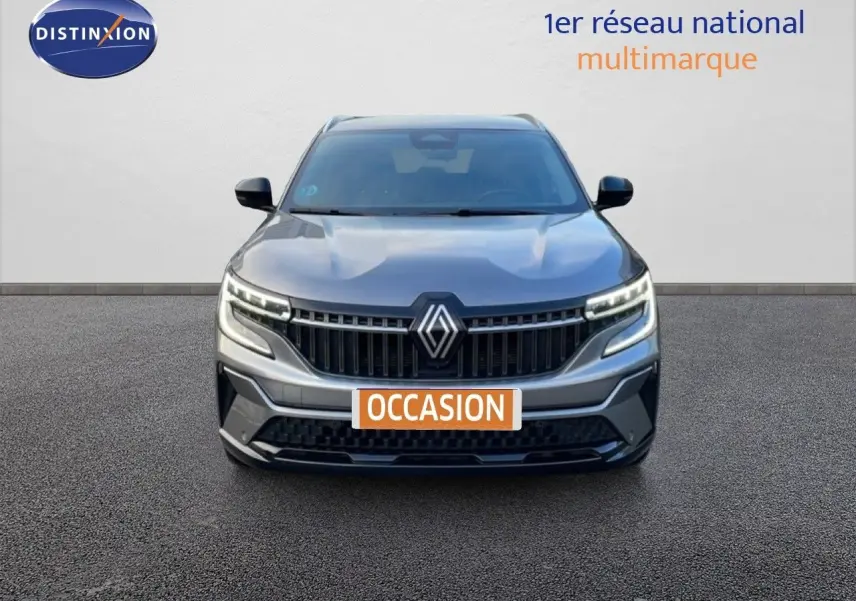 Vue frontale d'un Renault Espace gris schiste métal 2024 avec calandre marquée et feux LED allumés.