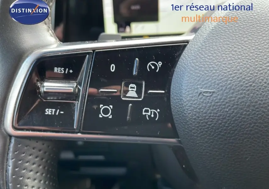 Gros plan sur les commandes au volant du Renault Espace 2024, finition Technologique, avec boutons de régulateur et aides à la conduite.