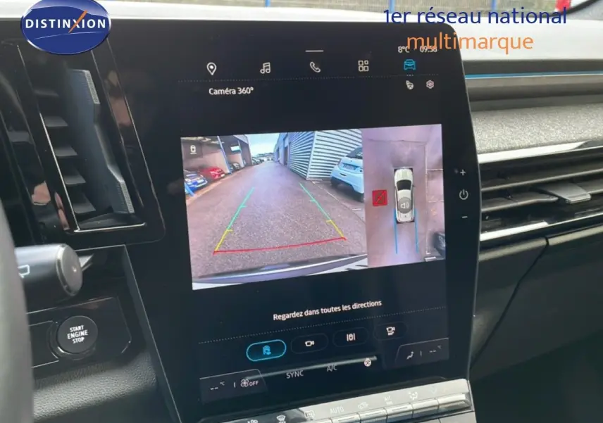 Vue rapprochée de l’écran tactile intérieur affichant la caméra 360° d’un Renault Espace gris schiste 2024.