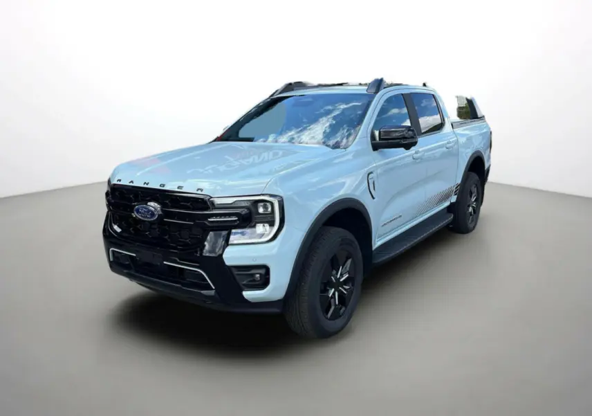 Ford Ranger 2.3 PHEV gris zen en 3/4 avant droit, avec calandre noire et jantes alu noires.