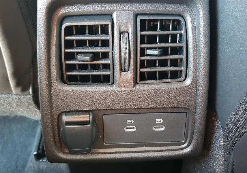 Vue rapprochée des aérateurs arrière et ports USB du Renault Captur II gris Cassiopée, intérieur tissu gris.