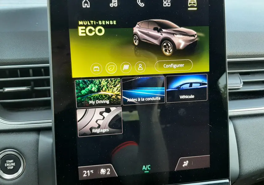 Écran tactile central du Renault Captur gris cassiopée 2025 affichant le mode de conduite ECO en intérieur voiture.