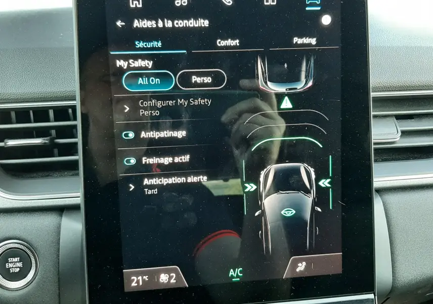 Écran tactile central du Renault Captur II affichant les aides à la conduite avec vue du tableau de bord intérieur.