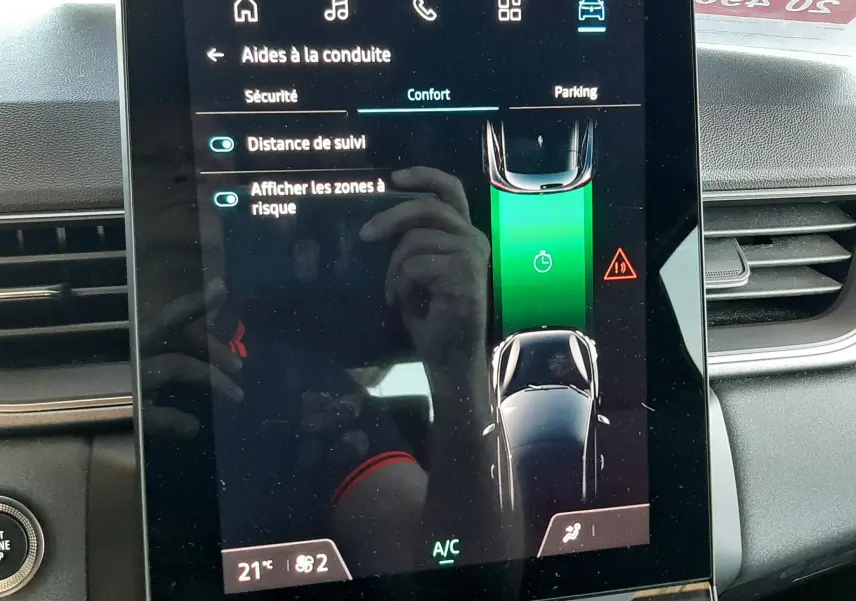 Écran tactile intérieur du Renault Captur II 2025 montrant les aides à la conduite avec interface en français.