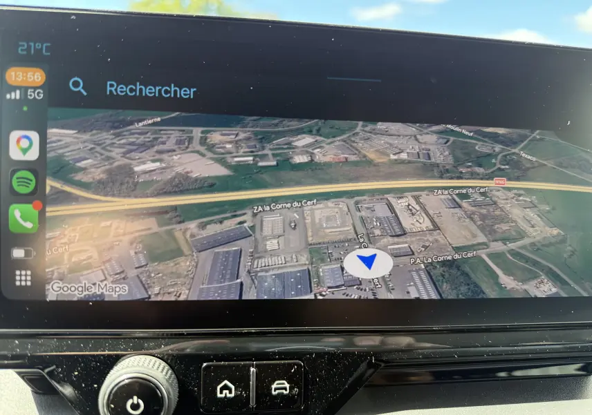 Écran tactile intérieur du Citroën Berlingo gris Artense, affichant la navigation GPS en vue satellite.