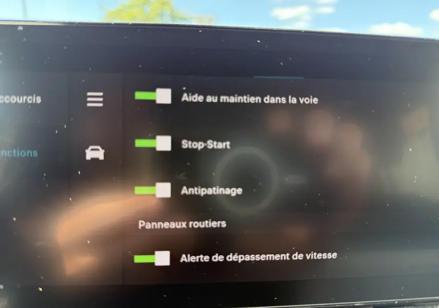 Écran tactile intérieur du Citroën Berlingo 2026 montrant les réglages d’aides à la conduite sur fond noir.