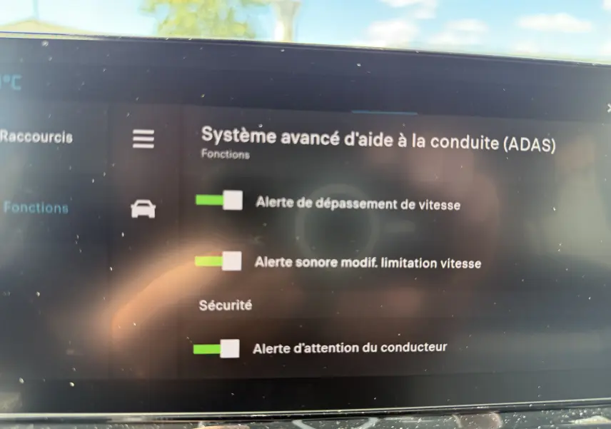 Écran tactile intérieur du Citroën Berlingo 2026 affichant les réglages du système avancé d'aide à la conduite.
