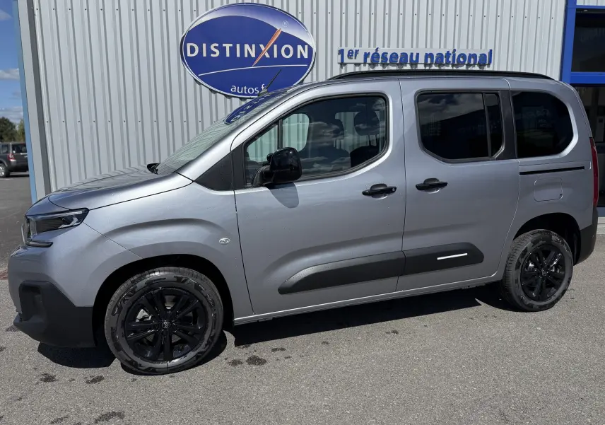 Vue latérale droite d'un Citroën Berlingo gris Artense métal 2026 avec jantes noires et vitres teintées.