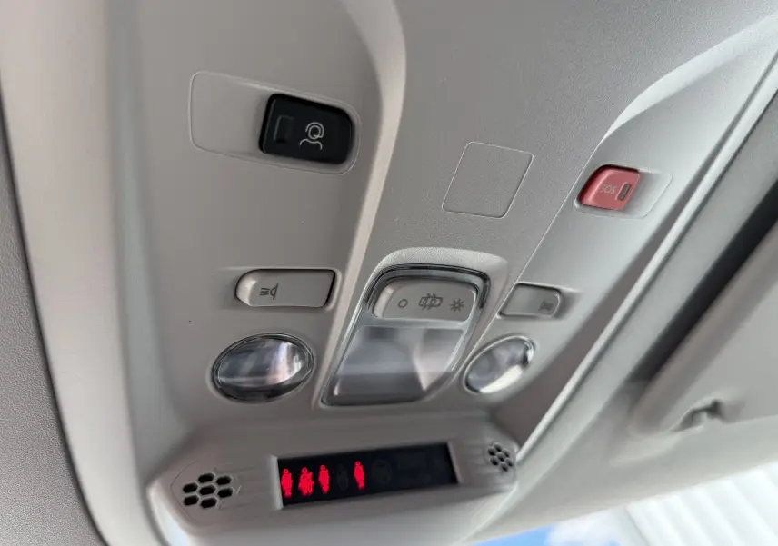 Détail du plafonnier intérieur gris clair avec commandes d’éclairage et bouton SOS du Citroën Berlingo 2026.