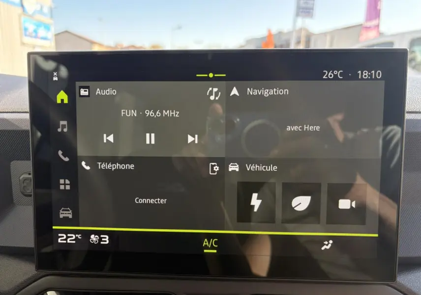 Écran tactile central du tableau de bord du Dacia Duster 2024 affichant les menus audio, navigation et véhicule.