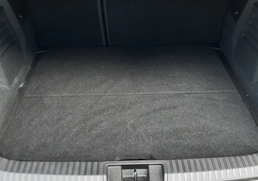 Vue intérieure du coffre spacieux et vide du Renault Symbioz blanc nacré, finition E-Tech Full Hybrid 2025.