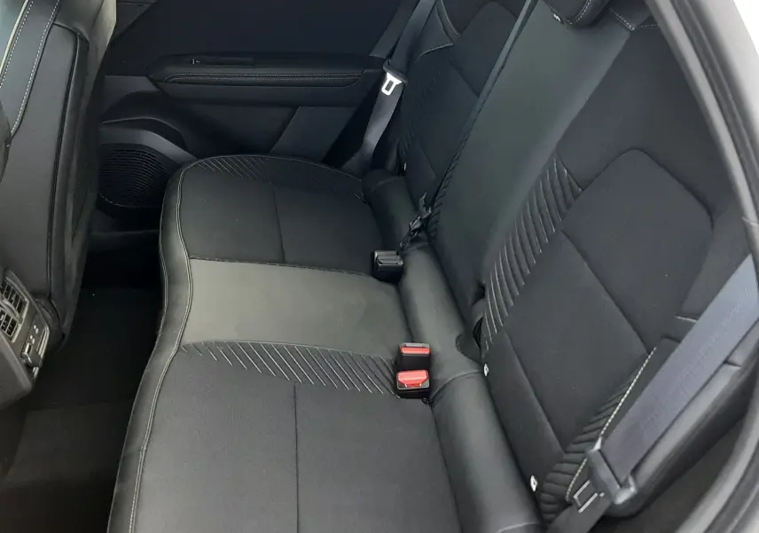 Vue intérieure côté droit des sièges arrière noirs en tissu du Renault Symbioz E-Tech Full Hybrid 145ch Iconic 2025.