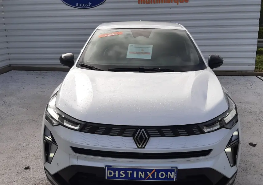 Vue de face du Renault Symbioz blanc nacré, mettant en valeur sa calandre moderne et ses phares LED fins.
