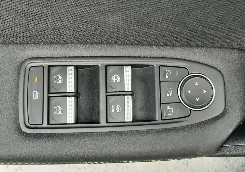 Panneau de commandes des vitres et rétroviseurs côté conducteur du Renault Symbioz blanc nacré, finition Iconic 2025.