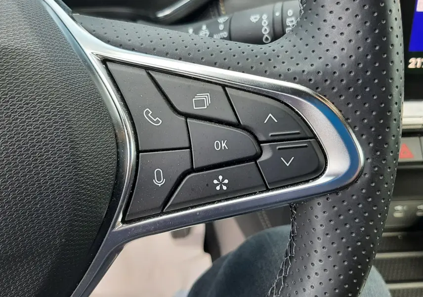 Gros plan sur les commandes multifonctions à droite du volant en cuir perforé noir du Renault Symbioz E-Tech Full Hybrid 2025.