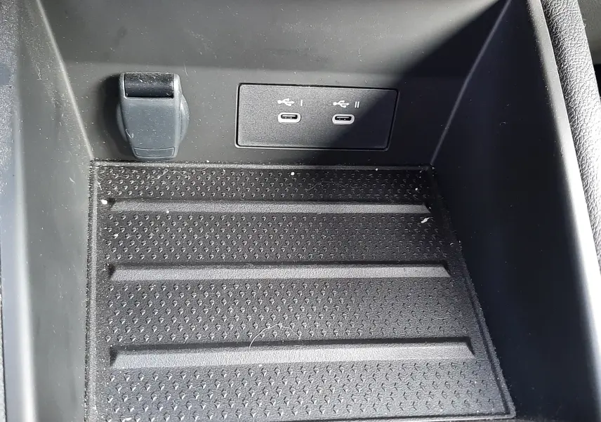 Gros plan sur la console centrale noire du Renault Symbioz 2025, avec deux ports USB-C et une prise 12V visibles.